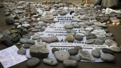 Photo of MARCHA DE LAS PIEDRAS: FAMILIARES HOMENAJEAN A LAS VÍCTIMAS DEL COVID-19 Y PROTESTAN CONTRA EL GOBIERNO