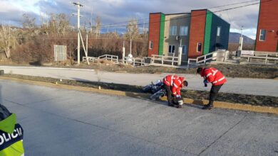 Photo of Tolhuin – Motociclista sufre una violenta caída producto de una mala maniobra