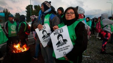 Photo of Bariloche: CGT y ATE protestan contra las políticas de ajuste de Milei