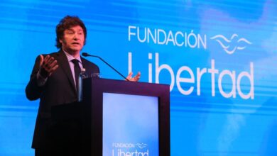 Photo of De la motosierra al stand up en la Fundación Libertad: las burlas de Javier Milei y las  reacciones a su discurso