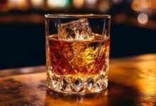 Photo of ¿Solo o con hielo? Un experto en whisky dio los mejores consejos para beber esta icónica bebida que volvió a estar en auge