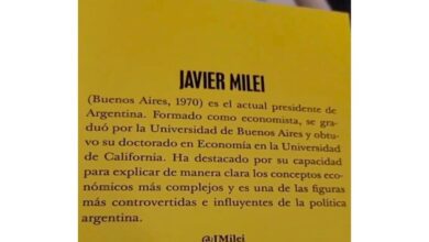 Photo of Javier Milei, recibido en la UBA y doctorado en California, según la solapa de un libro en España