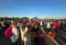 Photo of Los docentes levantan el corte en el Puente Garupá y marchan a Posadas para unirse a los policías