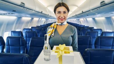 Photo of Una azafata reveló por qué siempre saludan a los pasajeros al subir a un avión y la respuesta sorprendió a todos