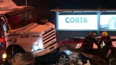 Photo of Al menos tres personas murieron en un accidente en Panamericana: un camión perdió el container que transportaba
