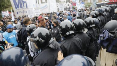 Photo of Tensión en la marcha piquetera: los movimientos sociales intentaron llegar a la quinta presidencial de Olivos y lo impidió el operativo policial