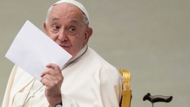 Photo of El papa Francisco llama a la Iglesia a no quedarse sentada, muda y ciega, sino a escuchar el grito de la humanidad