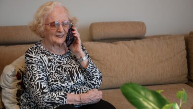 Photo of Tiene 87 años y todos los días llama por teléfono a otras personas mayores que se sienten solas