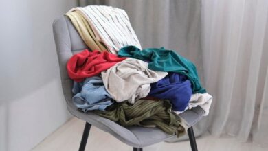 Photo of Cuál es el significado psicológico de acumular ropa en una silla