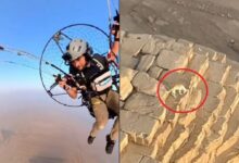 Photo of Sobrevoló en parapente la Gran Pirámide de Giza y vio en la cúspide algo que lo dejó atónito