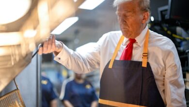 Photo of El insólito acto de campaña de Donald Trump: se sumó a trabajar en la cocina de una reconocida casa de hamburguesas