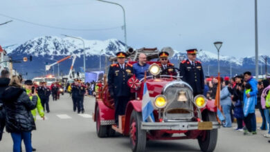 Photo of MULTITUDINARIO DESFILE DE TODA LA COMUNIDAD EN LA CELEBRACIÓN DEL 140° ANIVERSARIO DE USHUAIA