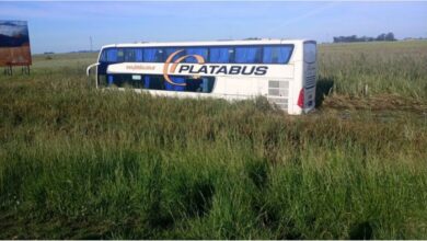 Photo of Accidente fatal en ruta 2: un micro de larga distancia despistó, una persona murió y 14 pasajeros resultaron heridos