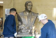 Photo of Pettovello retiró el busto de Néstor Kirchner de una sede de Anses: se lo llevaron en camioneta