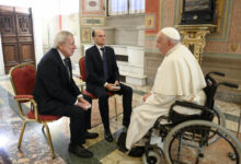 Photo of Ninguneo oficial a la audiencia del Papa