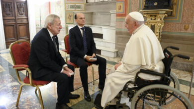 Photo of Ninguneo oficial a la audiencia del Papa