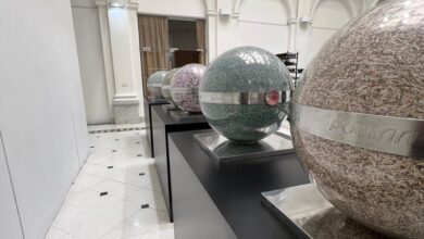 Photo of Cómo es la muestra cripto en el museo del Banco Central que incluye esferas con dinero real destruido