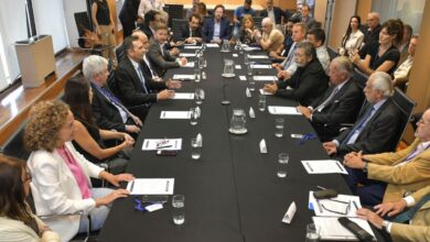 Photo of A la espera de la mesa tripartita, el Gobierno y los sindicatos se mostraron juntos y rige una tregua con la CGT