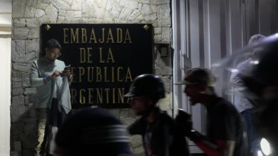 Photo of La dictadura chavista vuelve a cortar la luz en la embajada argentina en Caracas después de negar su asedio