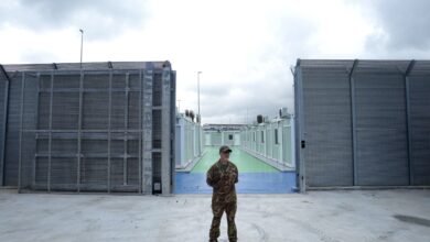 Photo of Vacíos y con menos personal, los centros para migrantes construidos en Albania por Meloni se encaminan al fracaso