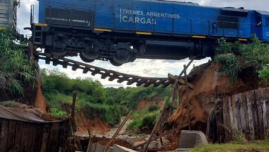 Photo of Salta: se rompió un puente y un tren quedó colgado en un precipicio