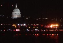 Photo of En fotos: las labores de rescate y búsqueda de sobrevivientes en las heladas aguas del rio Potomac