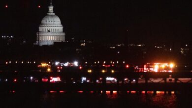 Photo of En fotos: las labores de rescate y búsqueda de sobrevivientes en las heladas aguas del rio Potomac