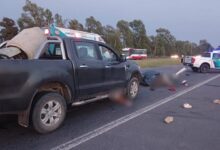 Photo of Ruta 2: iban cuatro en una moto, chocaron contra un camión, los atropellaron y murieron