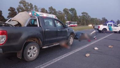 Photo of Ruta 2: iban cuatro en una moto, chocaron contra un camión, los atropellaron y murieron