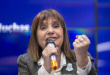 Photo of Mientras apalea jubilados, Bullrich deshoja la margarita entre el PRO y LLA