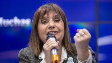 Photo of Mientras apalea jubilados, Bullrich deshoja la margarita entre el PRO y LLA