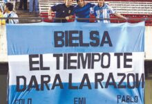 Photo of La bandera para Bielsa: hablan los tres argentinos que crearon el inolvidable mensaje de apoyo al hoy DT de Uruguay