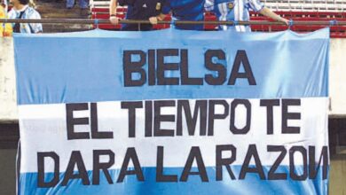 Photo of La bandera para Bielsa: hablan los tres argentinos que crearon el inolvidable mensaje de apoyo al hoy DT de Uruguay