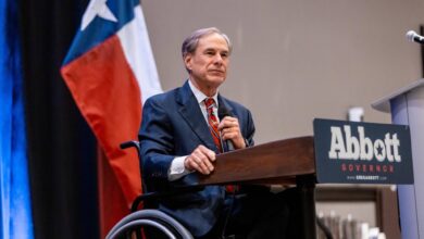 Photo of Greg Abbott se blinda contra los migrantes y crea un sistema para denunciar amenazas extranjeras en Texas