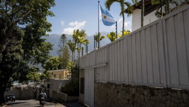 Photo of Los asilados en la Embajada argentina en Venezuela denuncian falta de luz, agua y comida