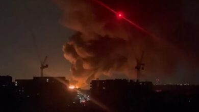 Photo of Un feroz incendio en una estación eléctrica de Londres paralizó al aeropuerto principal de la ciudad