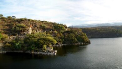 Photo of El pueblo argentino que cuenta con un dique de 700 metros de profundidad que está rodeado de montañas