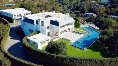 Photo of Más de 10 habitaciones, garaje para autos de lujos y hasta un ring de boxeo propio: así es la mansión en la que vivían Jeniffer López y Ben Affleck