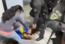 Photo of El momento en que la Policía intentó detener al padre «Paco» Olveira durante la represión a jubilados