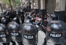 Photo of Represión en el Congreso: al menos 20 heridos, 124 detenidos y destrozos en la marcha de jubilados e hinchas