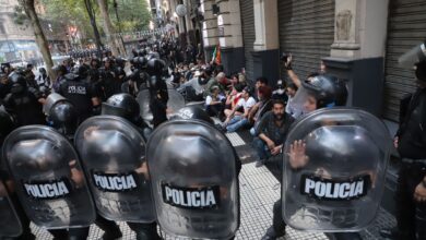 Photo of Represión en el Congreso: al menos 20 heridos, 124 detenidos y destrozos en la marcha de jubilados e hinchas