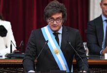 Photo of Decreto de Milei: la UIF ya no podrá querellar en causas de corrupción y lavado, y ahora deberá intercambiar información