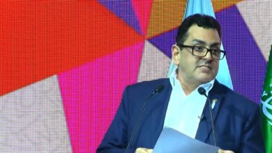 Photo of Ante los abucheos en la Feria del Libro, el secretario de Cultura preguntó: «¿Lo sacaron ustedes al cepo o lo sacó Milei?»