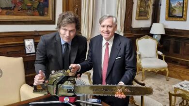 Photo of Javier Milei condecoró al economista español Jesús Huerta de Soto en la Casa Rosada