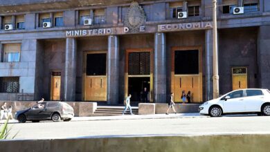 Photo of Deuda en pesos: Luis Caputo testea al mercado con títulos más largos en busca de renovar $7,5 billones