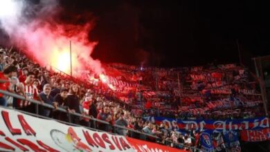 Photo of Estudiantes en la mira de la Conmebol por las bengalas de la hinchada chilena
