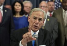 Photo of Greg Abbott la firmó: la resolución “antimigrantes” en Texas que eliminaría el voto de los residentes sin ciudadanía
