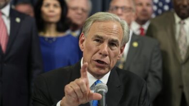Photo of Greg Abbott la firmó: la resolución “antimigrantes” en Texas que eliminaría el voto de los residentes sin ciudadanía