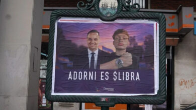 Photo of «Adorni es $Libra» y «Adorni es represión»: los afiches que aparecieron contra el vocero y candidato