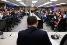 Photo of $LIBRA: con ayuda de los radicales con peluca, el Gobierno logró dilatar el arranque de la comisión investigadora